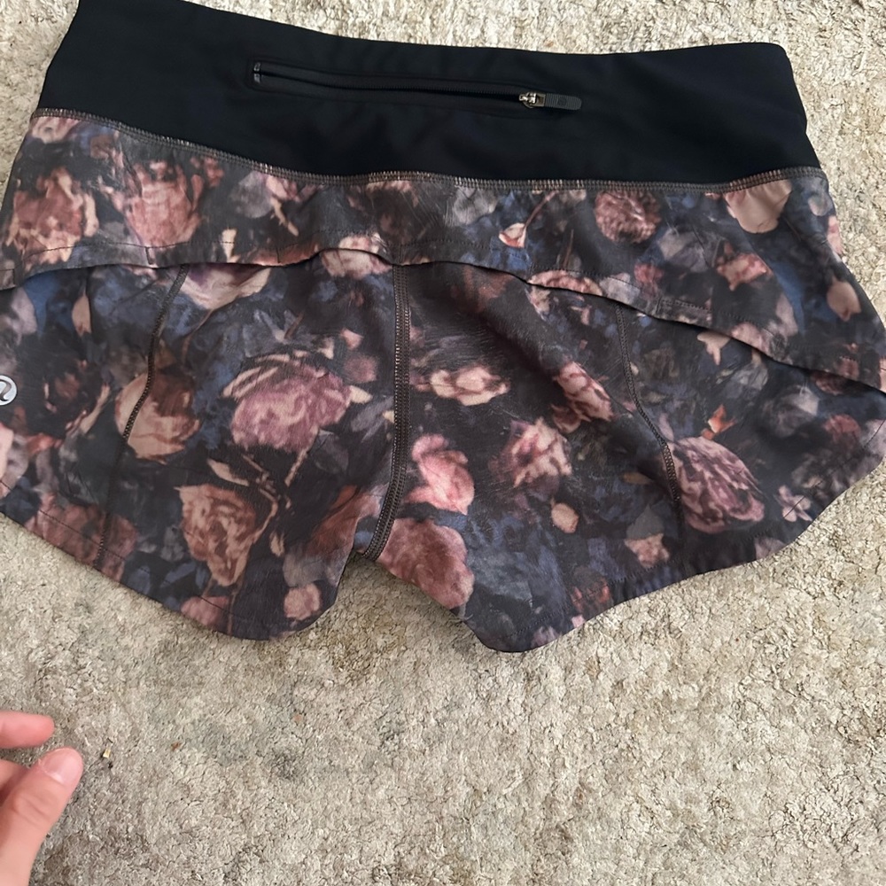 Lululemon low rise 2.5 inch speed shorts size 2